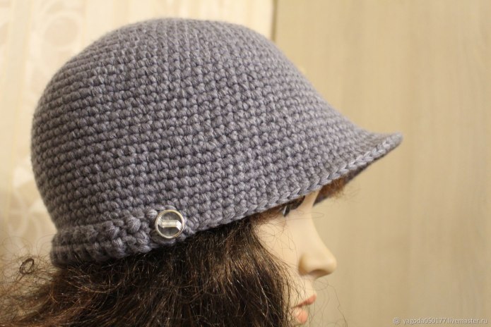 Вязаная кепка с козырьком