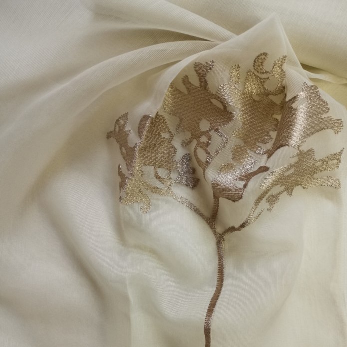 Вуаль с вышивкой для платья
