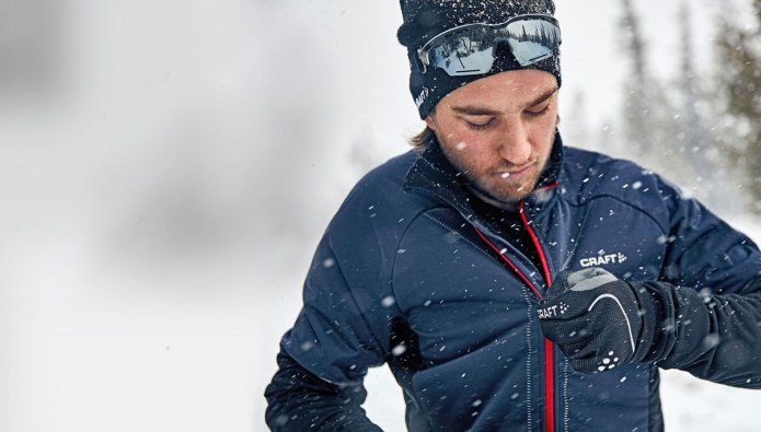 Девушка на лыжах в горах