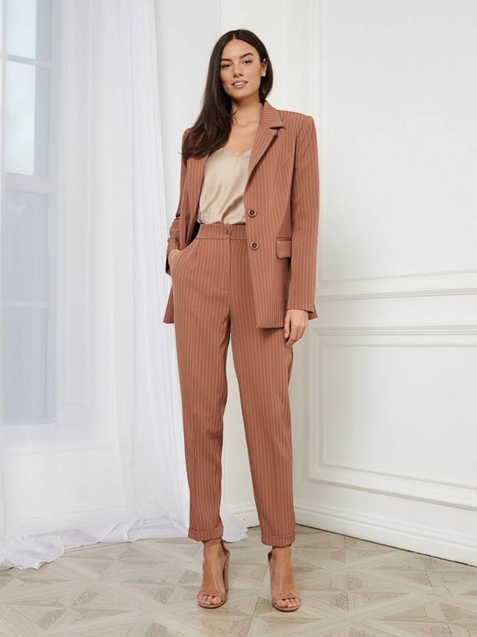 Бежевый костюм в полоску женский