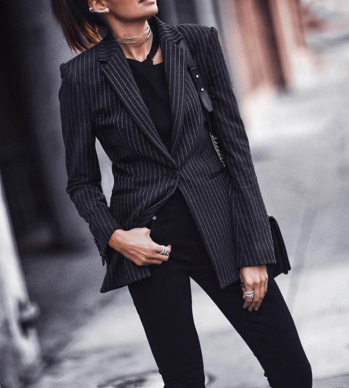 Женский двубортный костюм в полоску белый