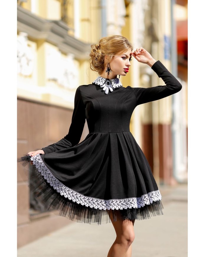 Платье с кружевным воротником