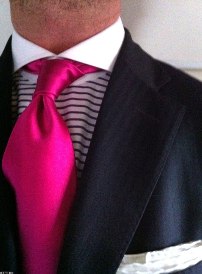 Малиновый галстук с костюмом