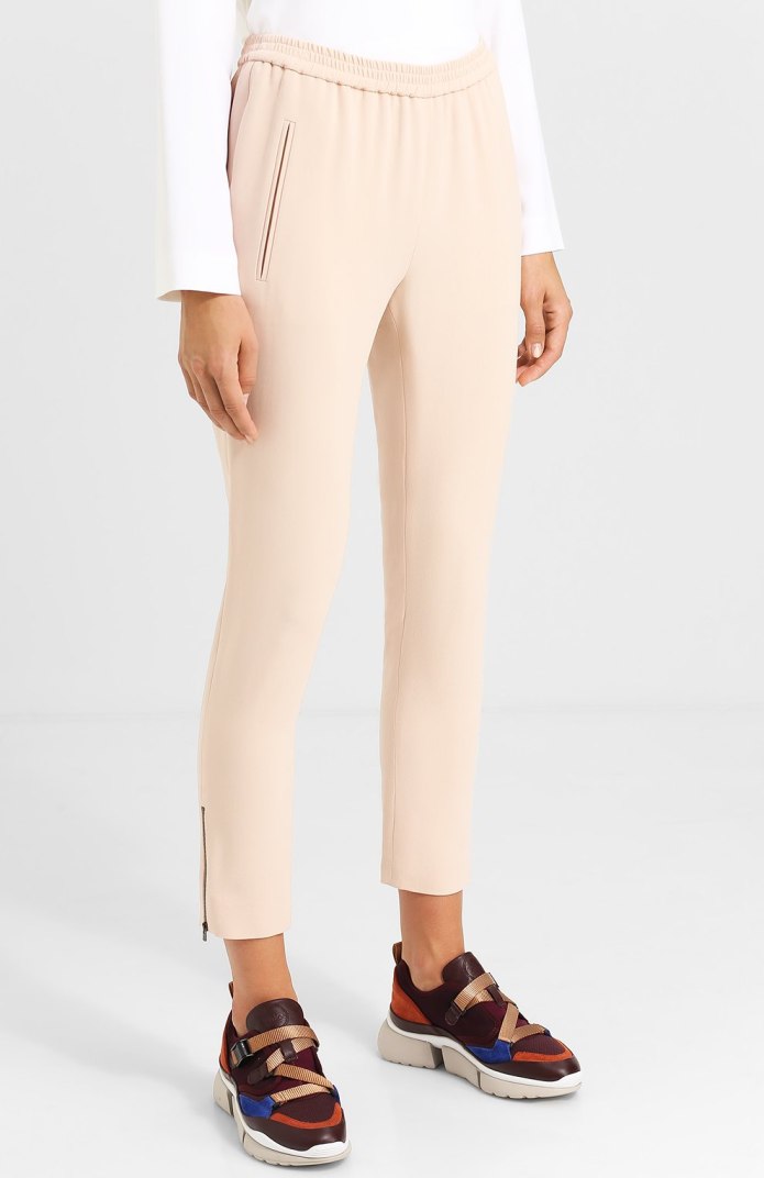 Светло розовые брюки на белом фоне