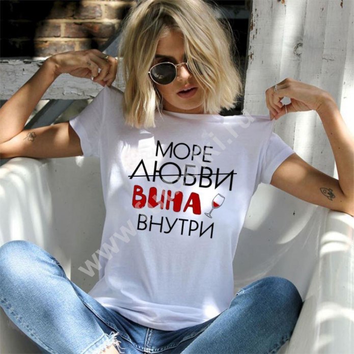 Девушка в белой футболке