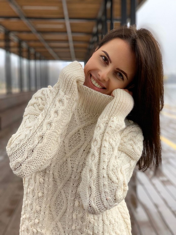 Свитер с косами