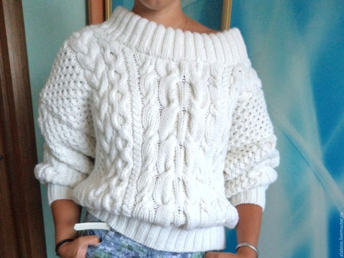 Вязаный свитер женский