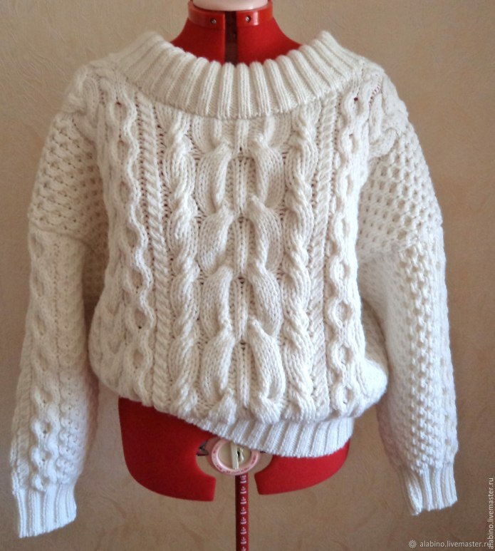 Вязаный свитер женский