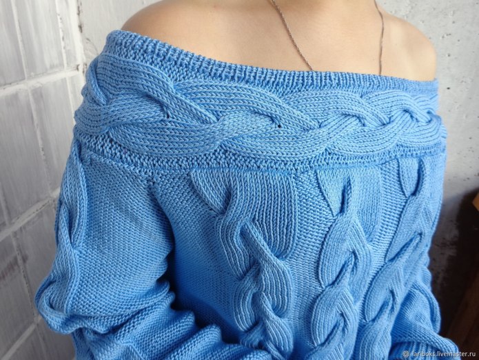 Свитер с открытыми плечами
