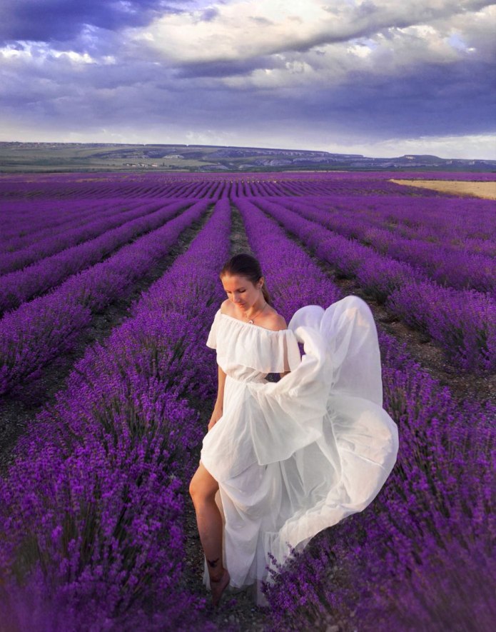 Девушка с лавандой