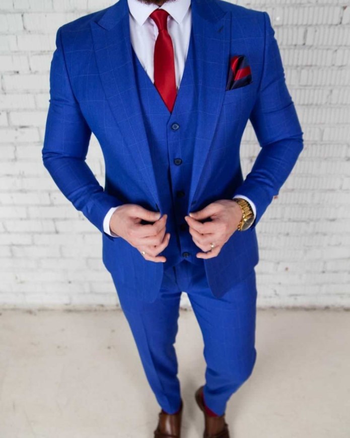Яркий мужской костюм
