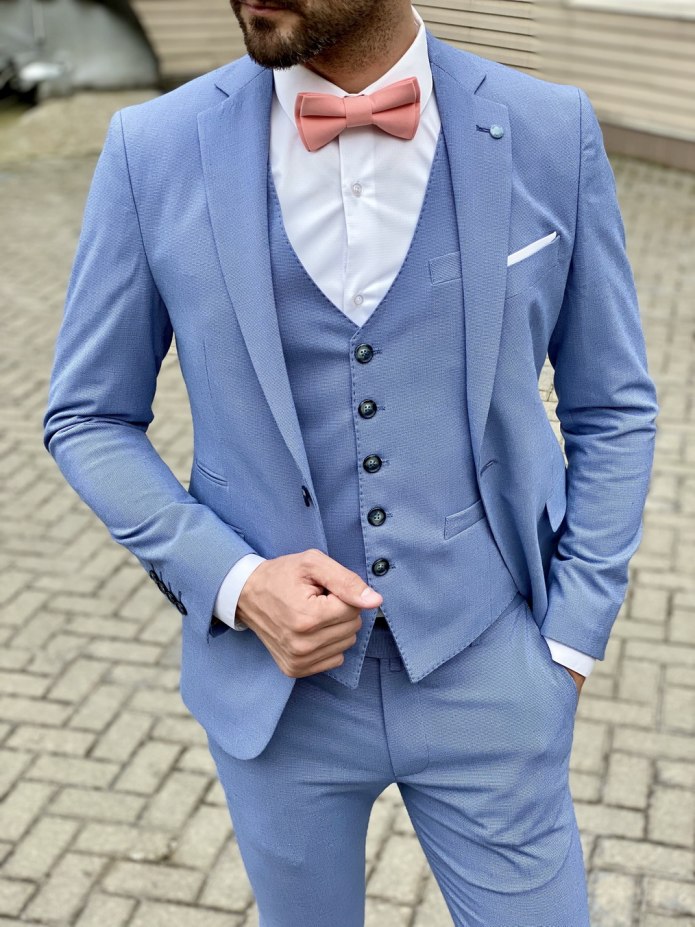 Голубой костюм