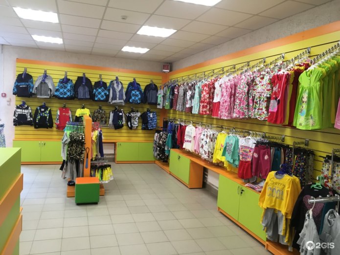 Витрина детского магазина одежды