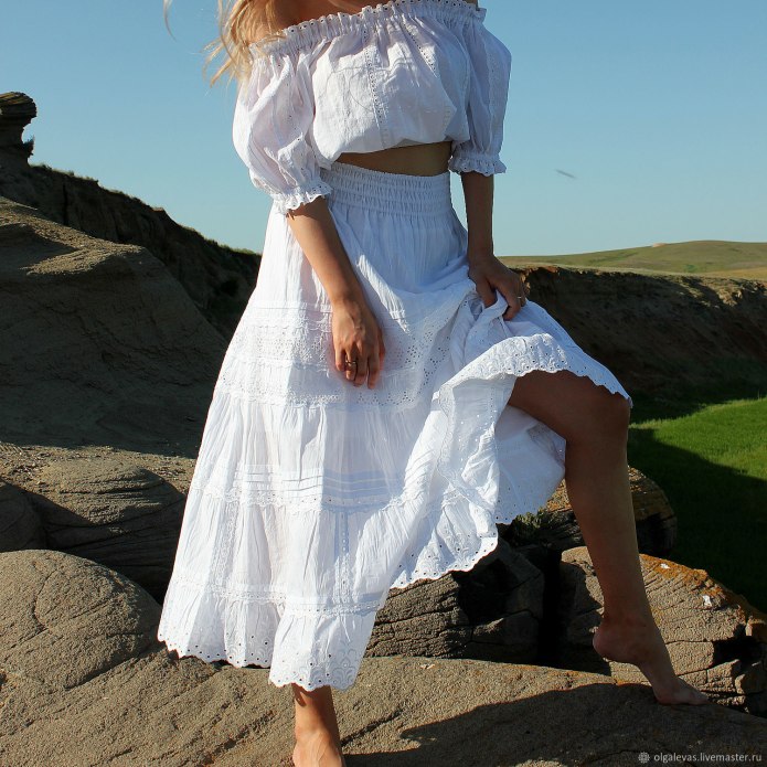 Белое платье в стиле бохо