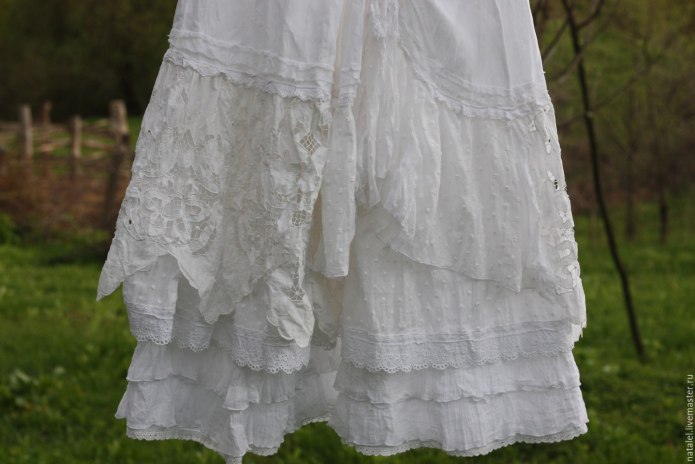 Белое платье в стиле бохо
