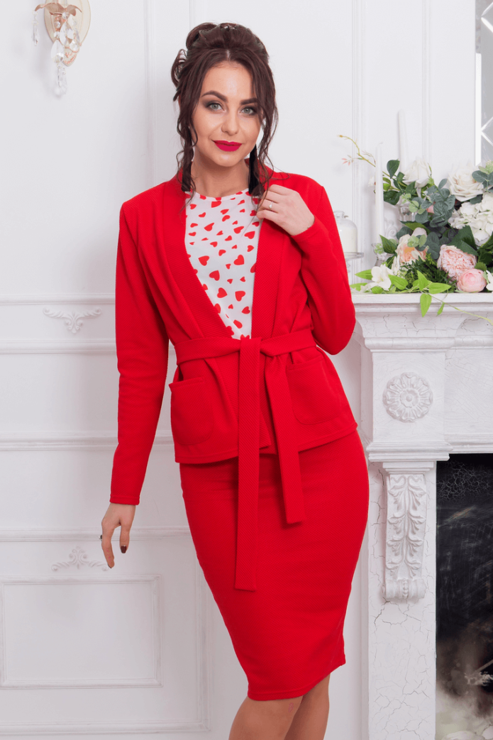 Женский костюм с юбкой