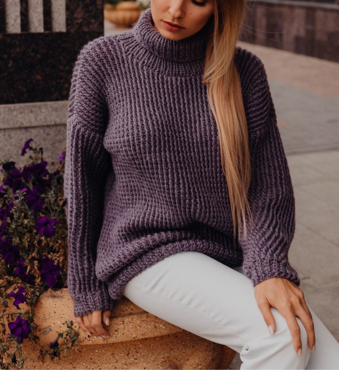 Яркий свитер женский