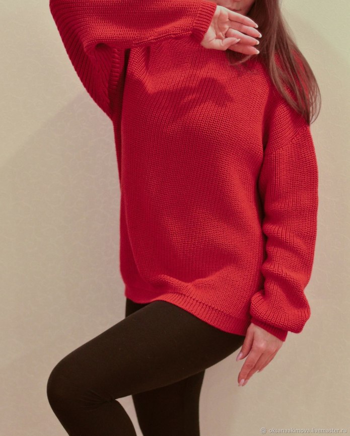 Вязаный свитер женский
