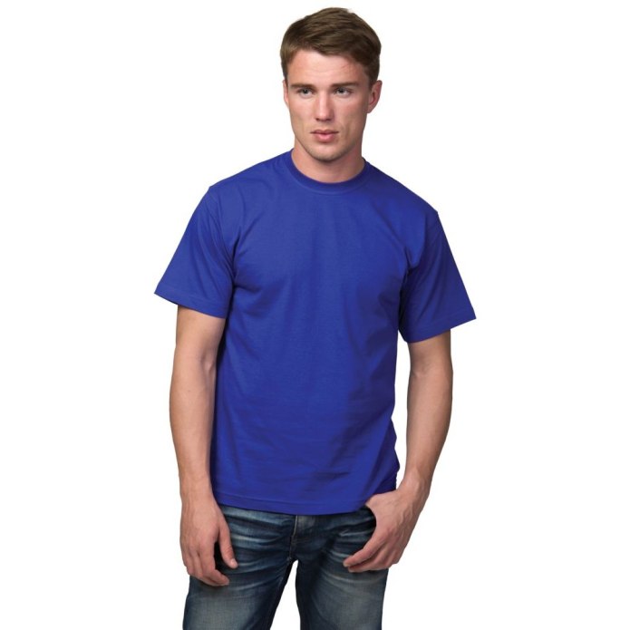 Мужчина в синей футболке