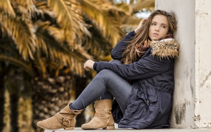 Красивая девушка в куртке