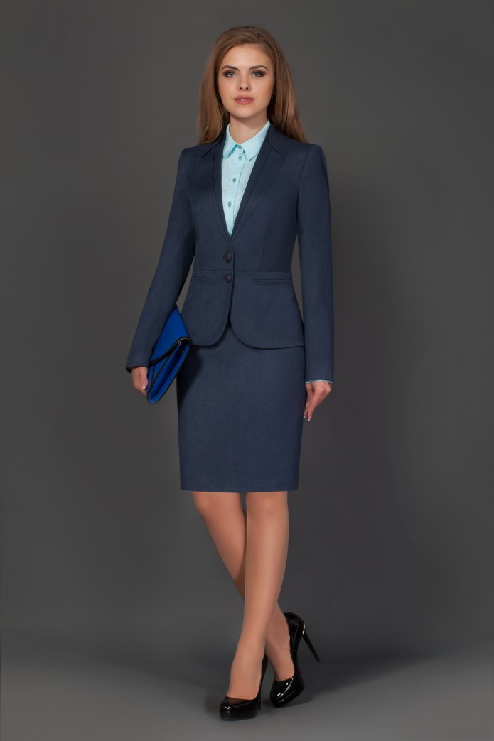 Женщина в костюме