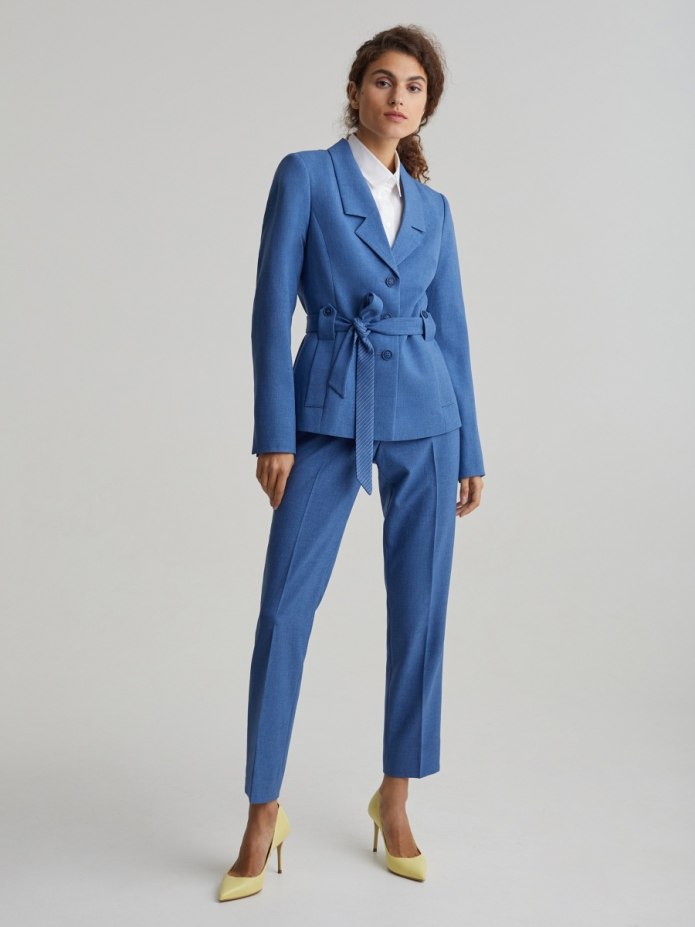 Девушка в классическом костюме