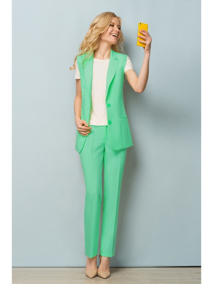 Коралловый брючный костюм