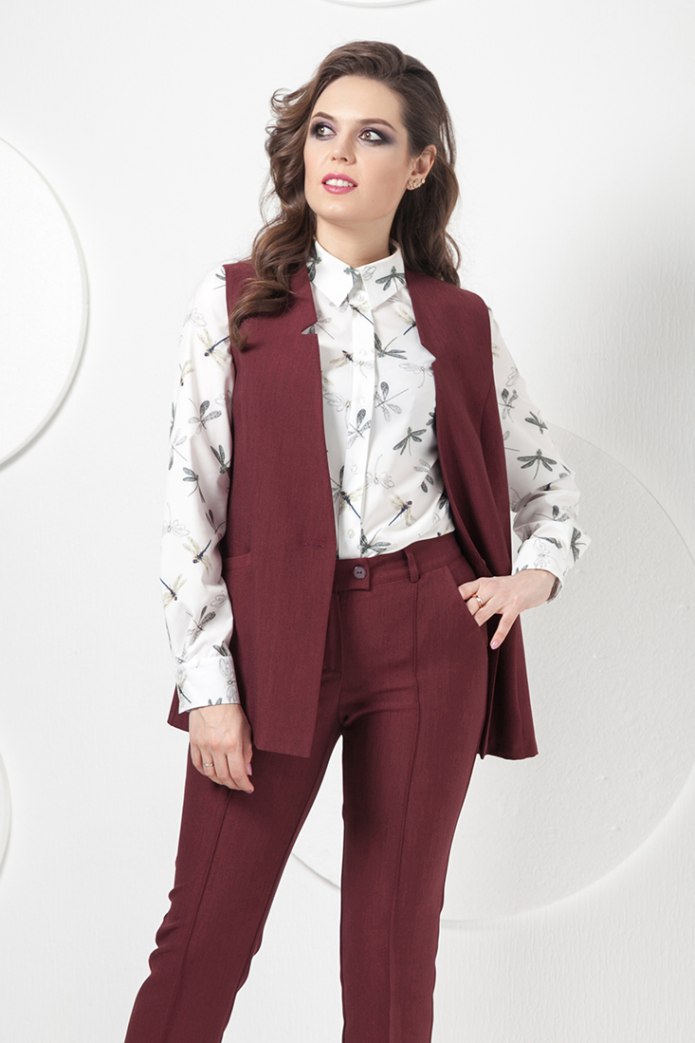 Голубой брючный костюм женский