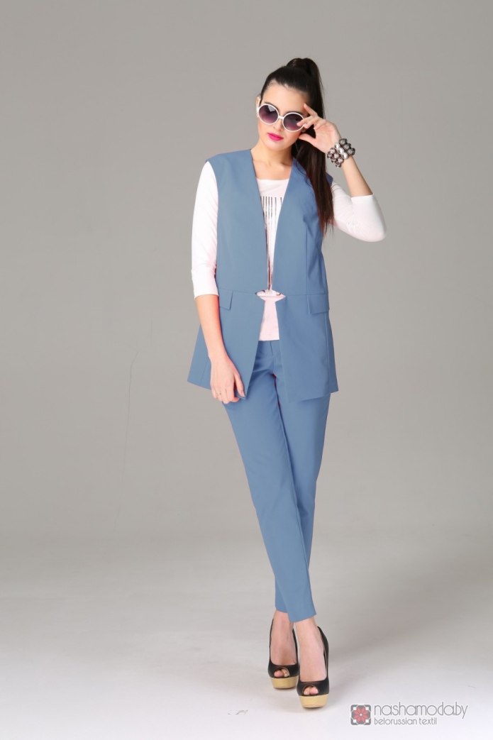 Брючный костюм с длинным кардиганом