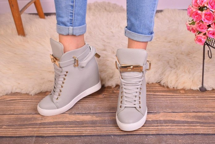 Летние кроссовки женские