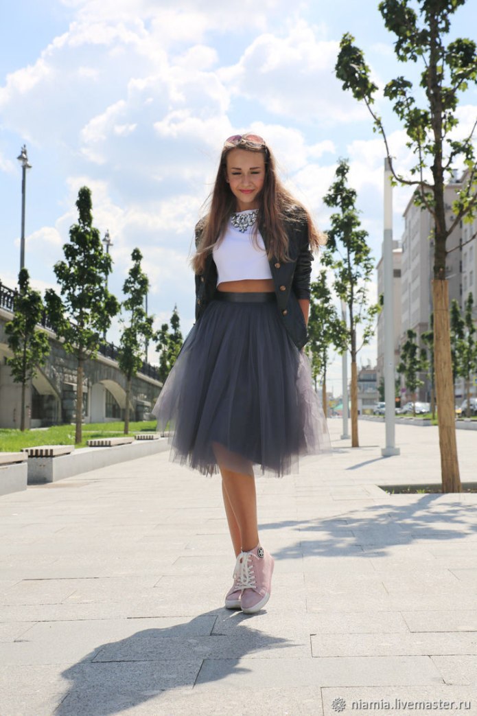 Фатиновая юбка с сапогами