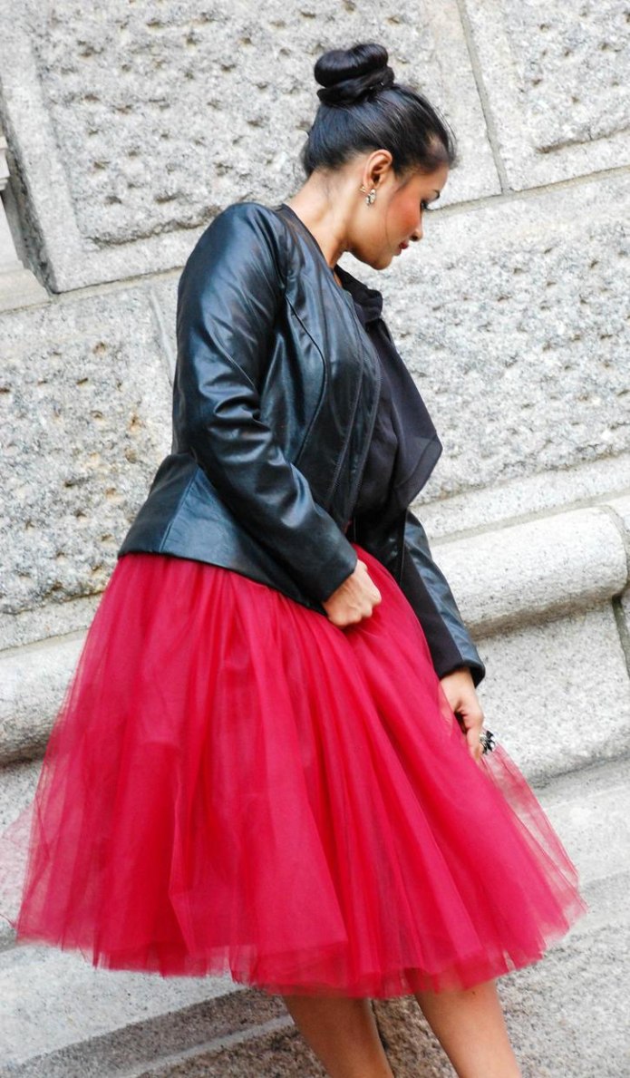 Образ с пышной черной юбкой