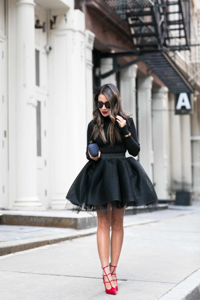 Образ с пышной черной юбкой