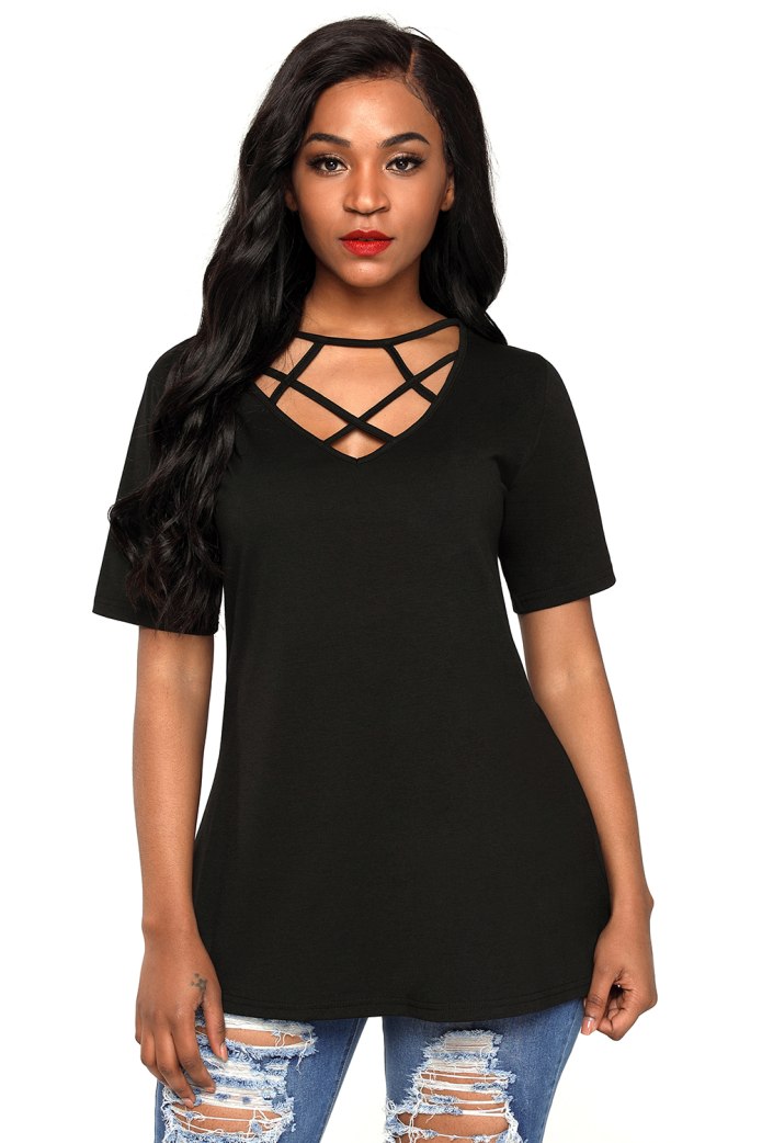 Черная футболка с вырезом женская