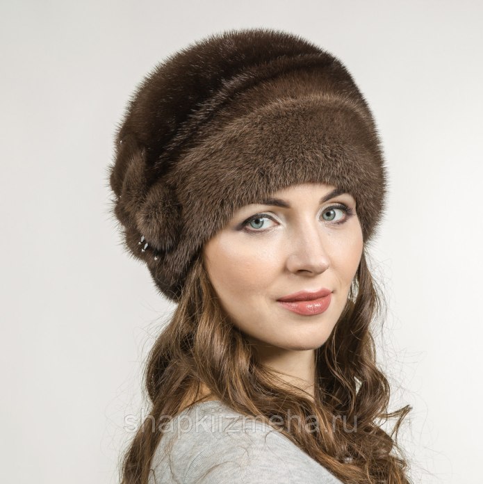 Шуба с меховой шапкой
