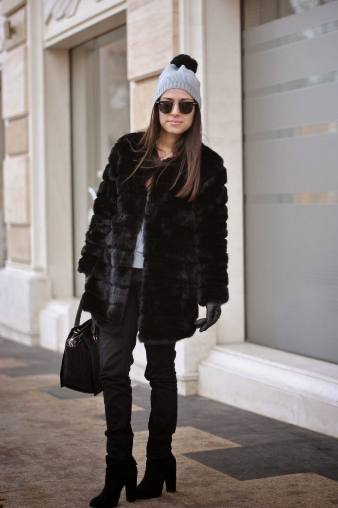 Коричневая шуба и синяя шапка женская