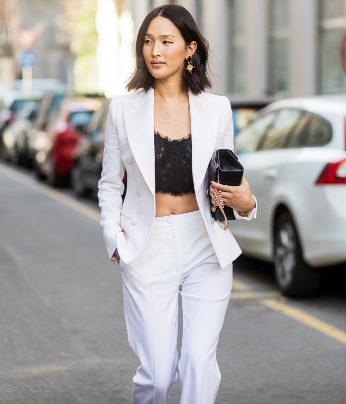 Белый брючный костюм с жакетом