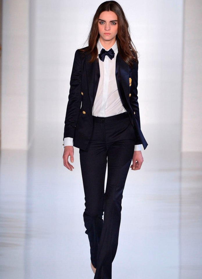 Белый пиджак и черные брюки женские