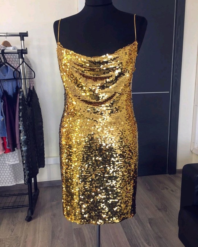 Платье из золотой ткани