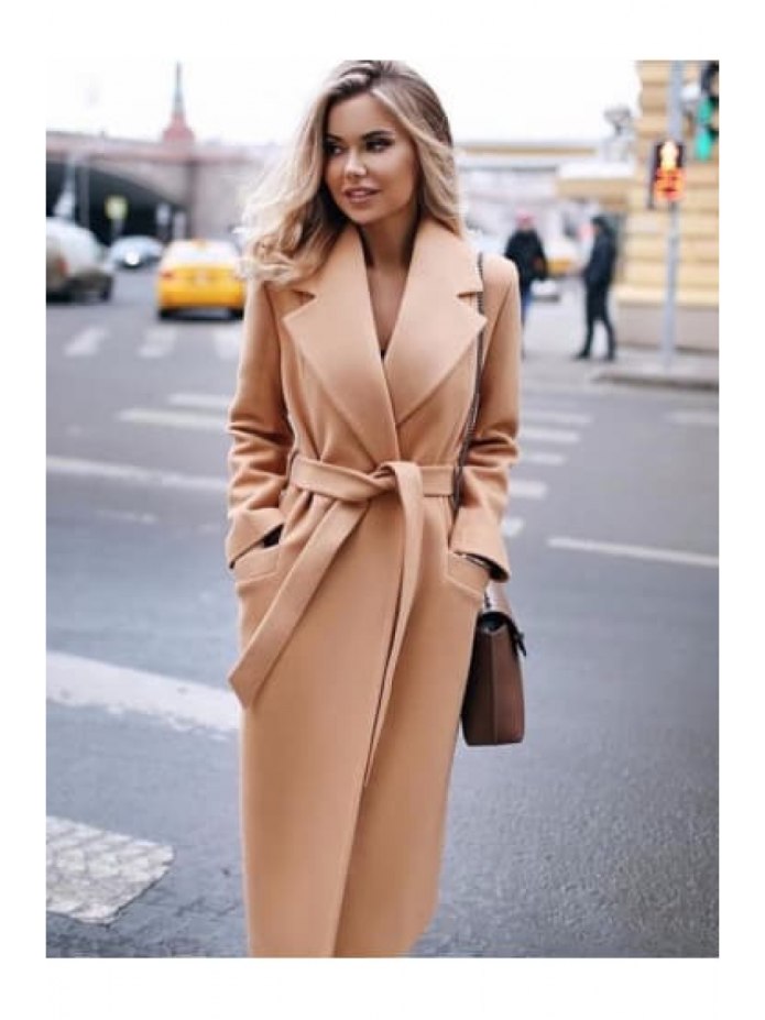 Маргарита Цельсова в пальто