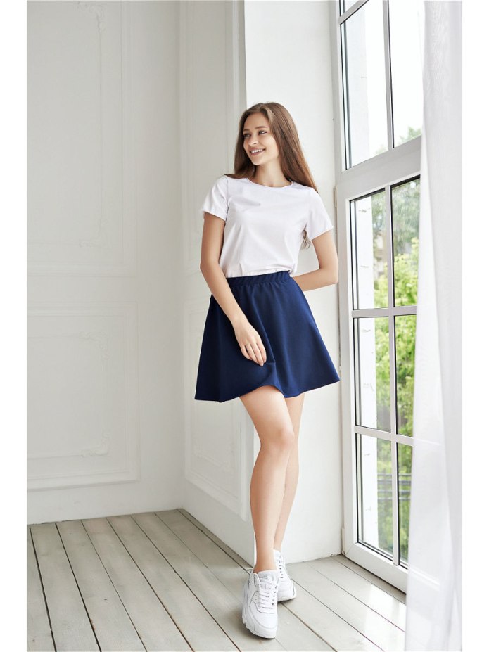 Девушка в юбке и футболке