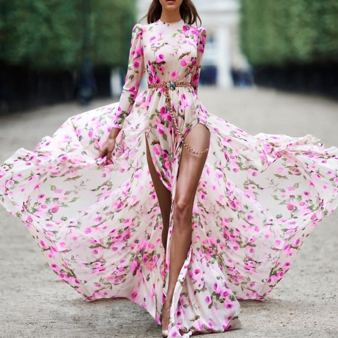 Платье с вышивкой