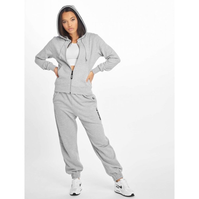 Спортивный костюм женский