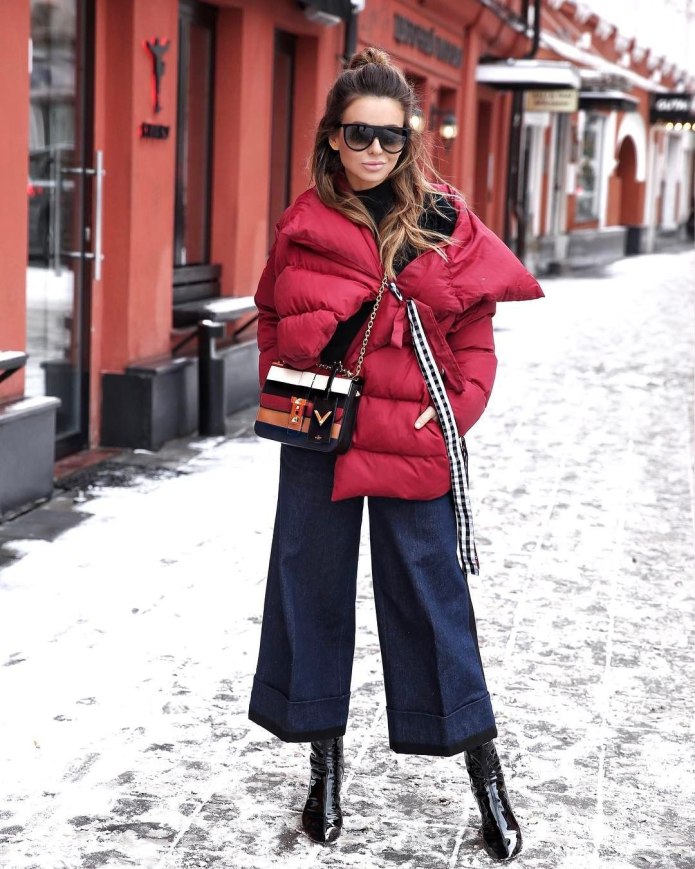 Стильная девушка в пуховике