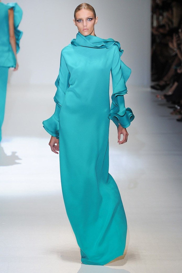 Платье цвета лазурного показ