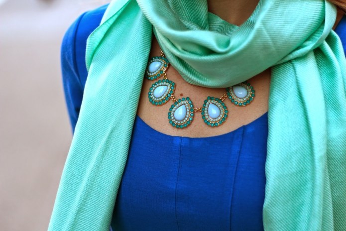 Бирюзовый с синим в одежде