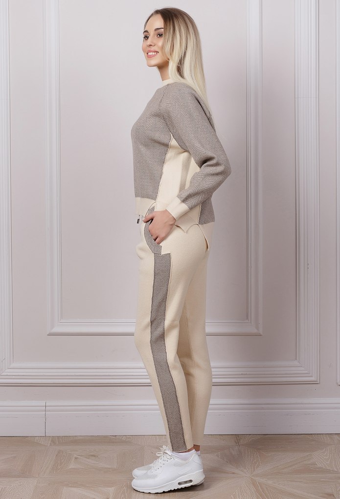 Бежевый спортивный костюм женский