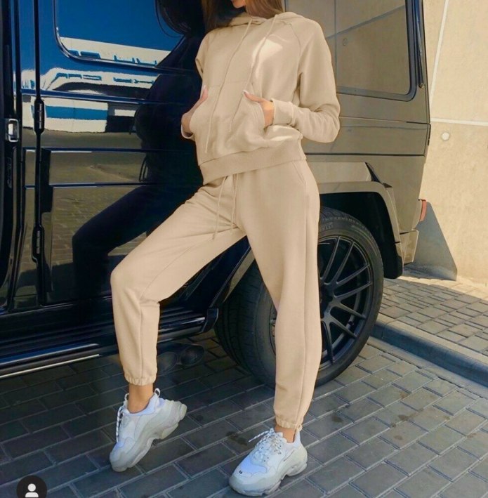 Бежевый спортивный костюм фото
