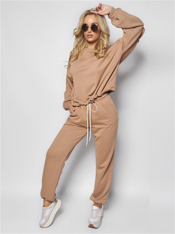 Бежевый спортивный костюм женский