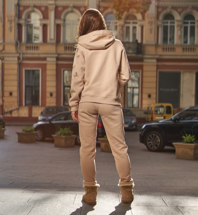 Спортивный костюм бежевого цвета